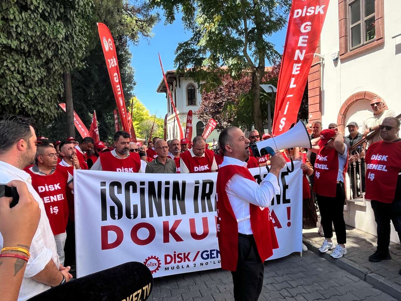 Muğla Büyükşehir Belediyesi’nde Sendikal Gerilim: Genel-İş Üyeleri Yürüdü, Oturma Eylemi Başlattı 7